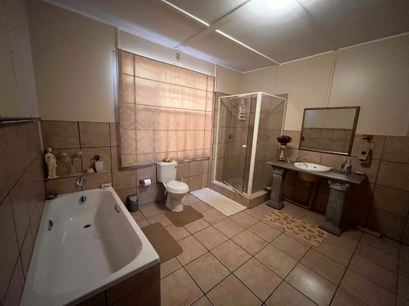 Spacious 4-Bedroom Family Home in Kakamas - Photo 5