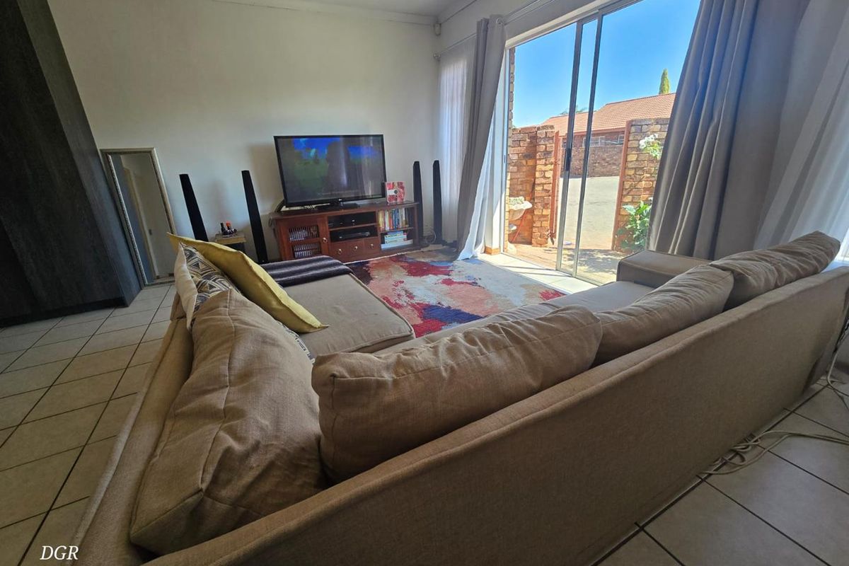 Townhouse for sale in Mar-Geni Complex - Photo 2