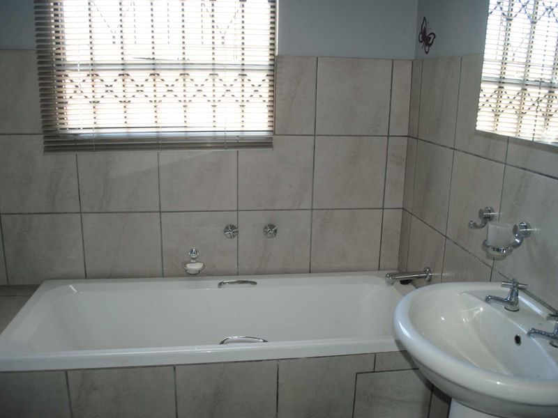 Lovely Cozy Townhouse 2 Bedroom with Garage and Carport - Photo 9