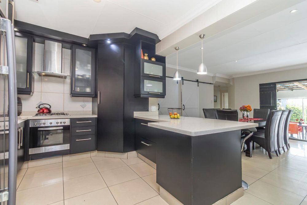 Kitchen: Gas stove + Electric oven