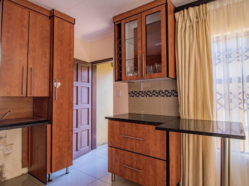 Neat 3 Bedroom townhouse for sale in Heatherview Gardens - Photo 5