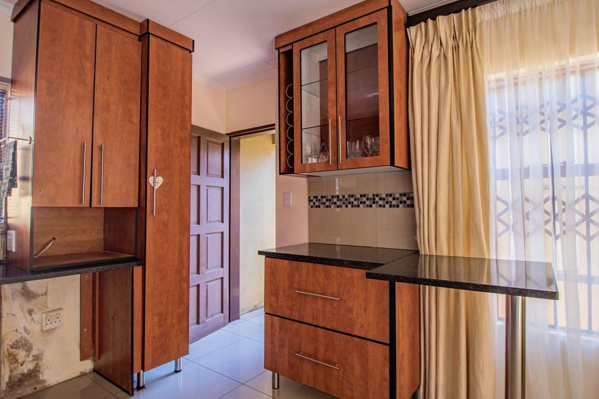 Neat 3 Bedroom townhouse for sale in Heatherview Gardens - Photo 5