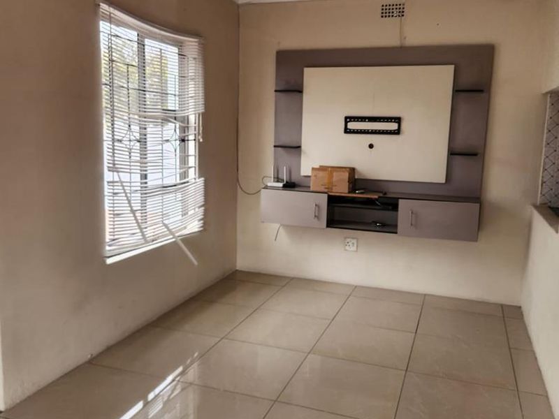 3 Bedroom House for Sale in Bongweni - Photo 4
