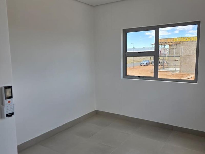 Prime Showroom/Warehouse Space Available Near the Airport - Photo 6