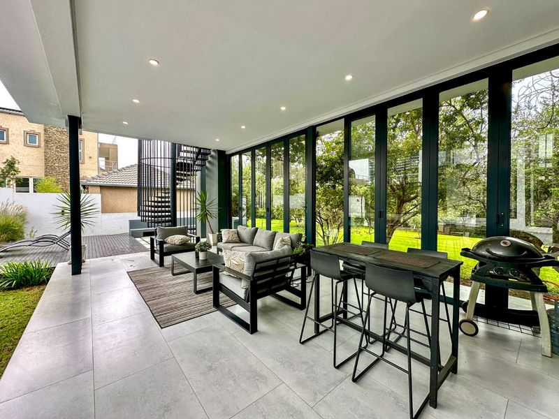 Luxurious Family Residence in Steyn City - Photo 10