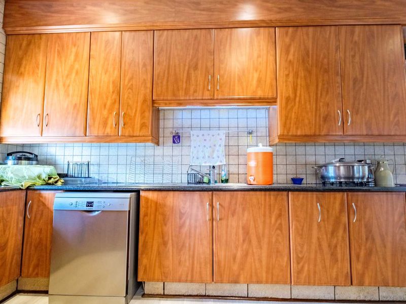 "Luxurious Double-Storey Home in Exclusive Beyerspark Estate" - Photo 6