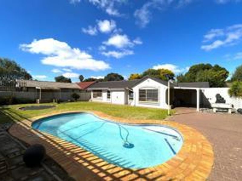Spacious Three-Bedroom Home with Modern Amenities in Mayberry Park, Alberton - Photo 3