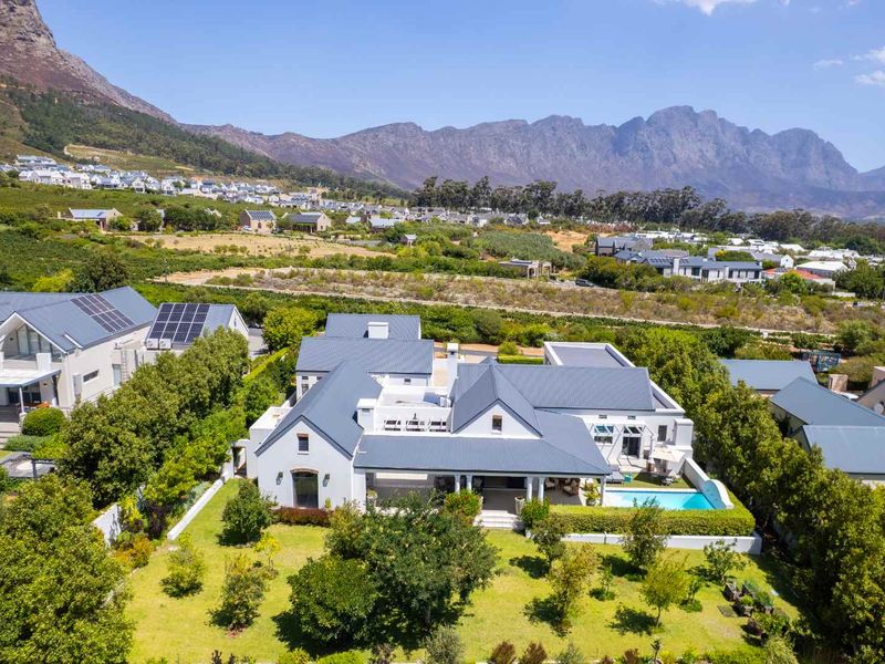 An Exceptional Winelands Home Offering Refined Country Living in Fransche Hoek Estate - Photo 2