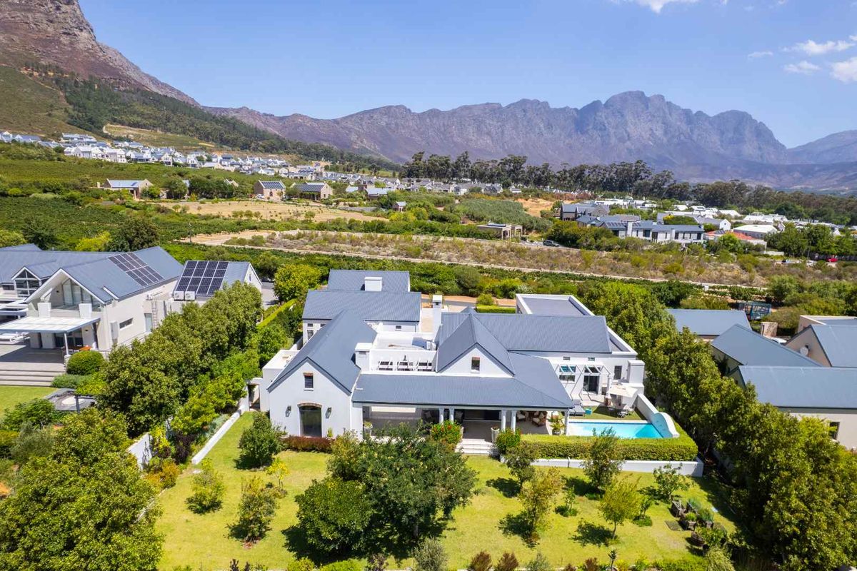 An Exceptional Winelands Home Offering Refined Country Living in Fransche Hoek Estate - Photo 2