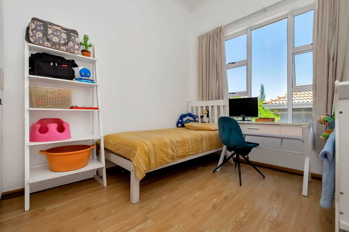 TOP FLOOR 2 BEDROOM APARTMENT FOR SALE IN BRYANSTON - Photo 5