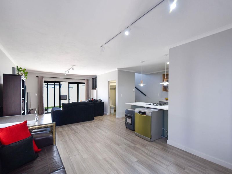 Modern three bedroom duplex - recently built - Olympus - Photo 7