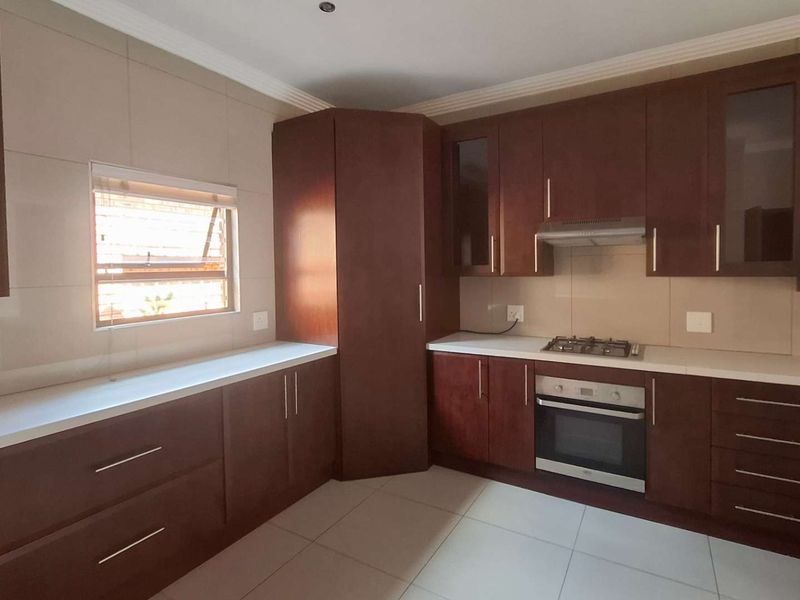 Beautiful Spacious Cluster Home - Photo 8