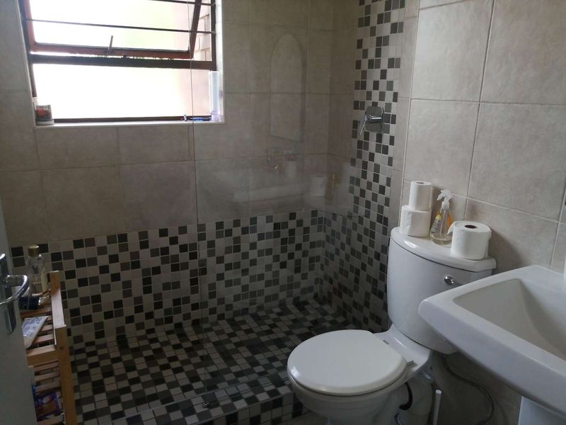 3 bedroom 2 bathroom garden unit - Photo 8