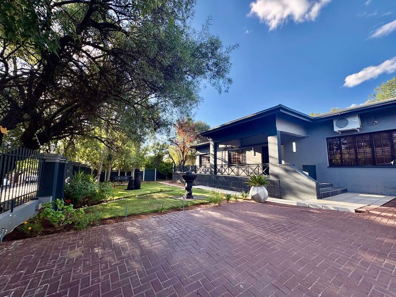 Versatile 4-Bedroom Home with Pool & Ample Parking - Photo 2