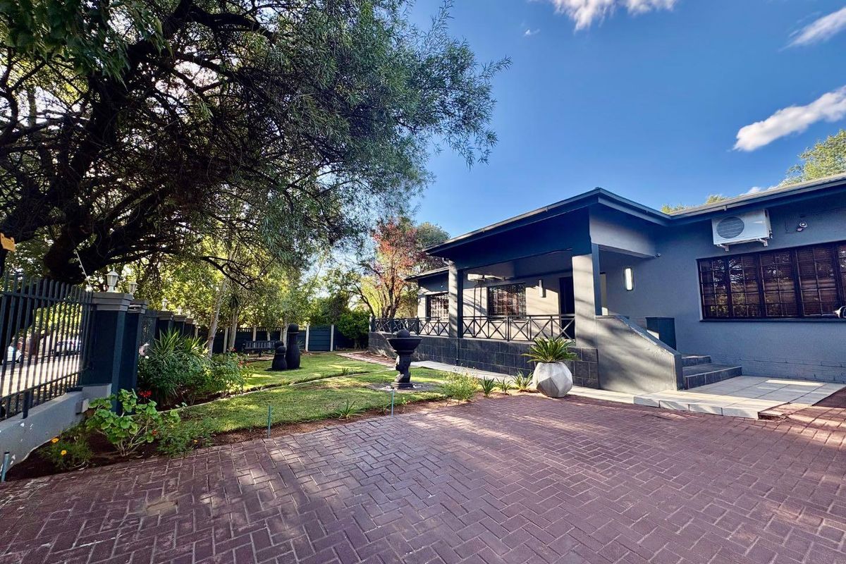 Versatile 4-Bedroom Home with Pool & Ample Parking - Photo 2