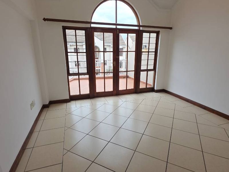 SPACIOUS 2 BED APARTMENT IN STUNNING COMPLEX - Photo 5