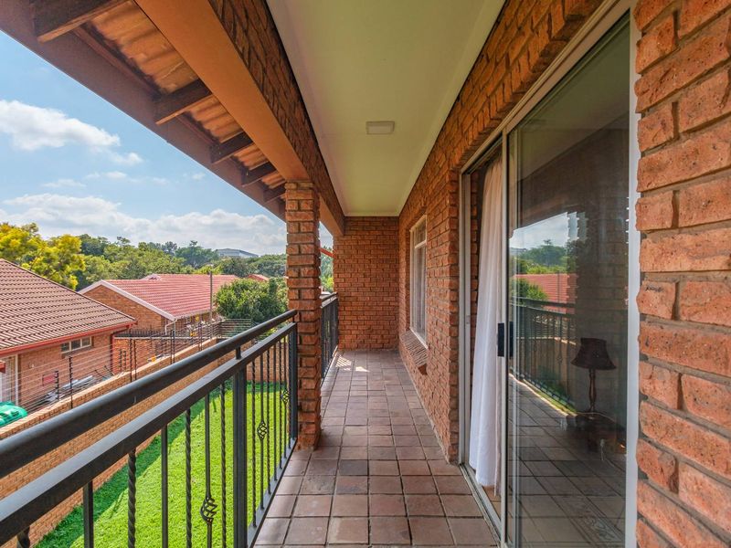 Klinker Brick, lock up and go, in a great location. - Photo 2