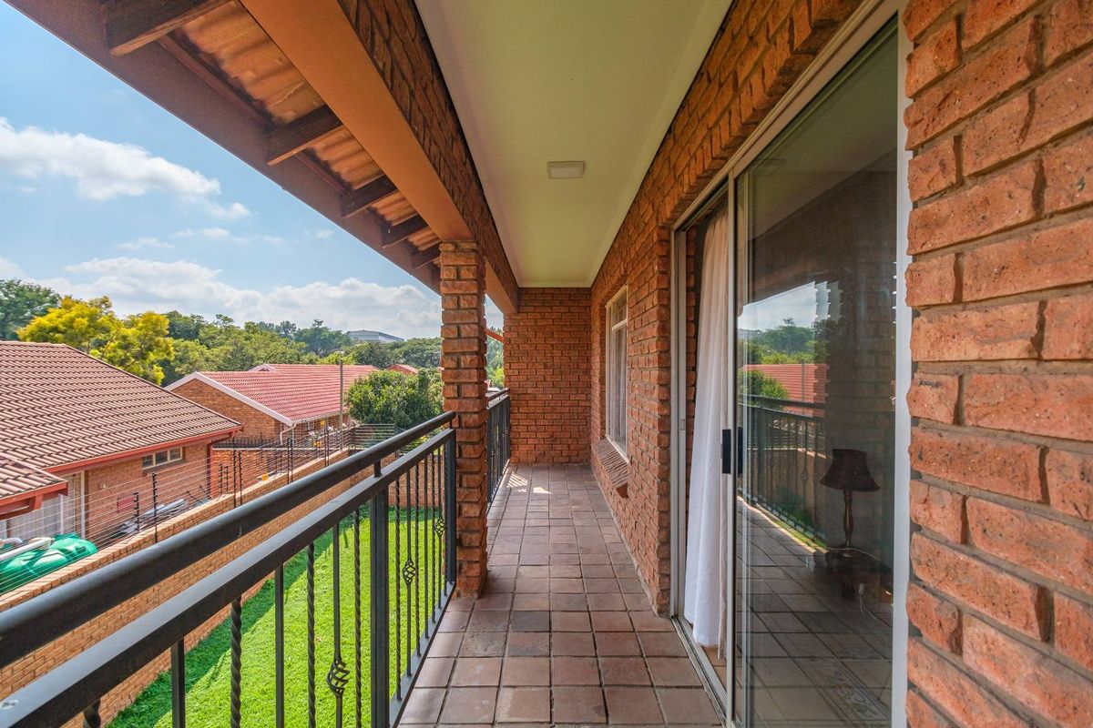 Klinker Brick, lock up and go, in a great location. - Photo 2