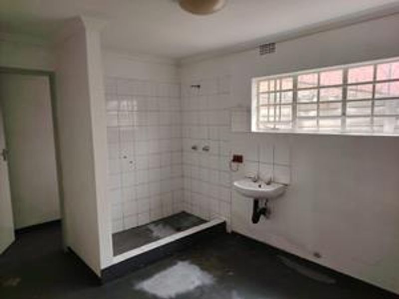 Neat Newly Painted Factory To Let - Photo 10