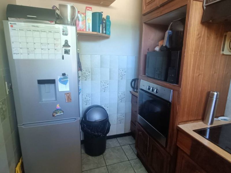 Spacious Duplex For Sale in Clubview. - Photo 5