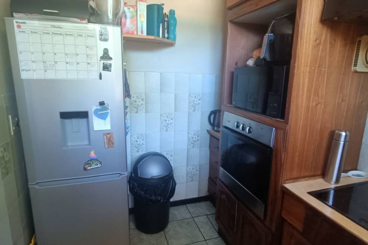 Spacious Duplex For Sale in Clubview. - Photo 5