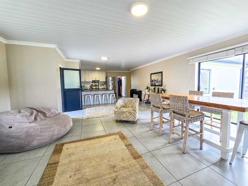 Charming family home for sale in Stilbaai-Wes. - Photo 9