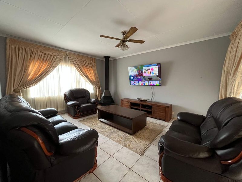 Spacious 3 Bedroom Family Home with Pool & Entertainment Area - Photo 7