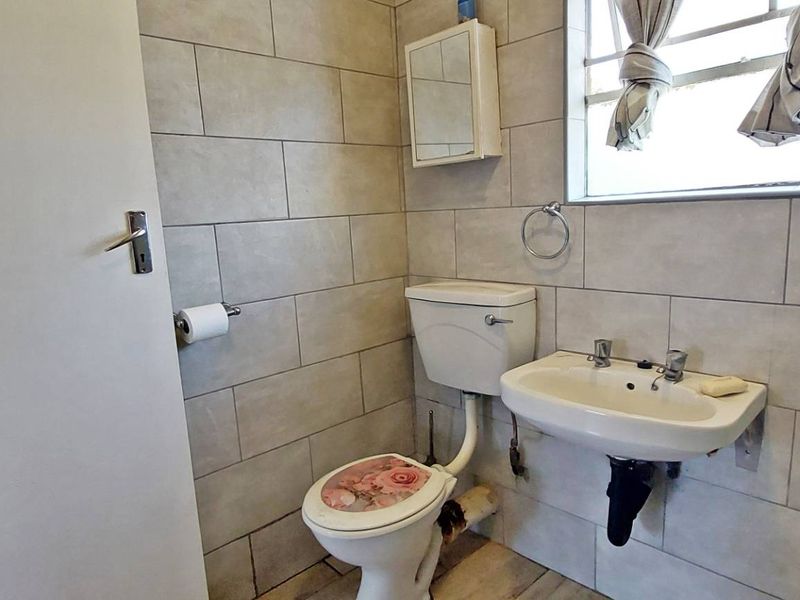 Refurbished 2 Bed Corner Unit. - Photo 9