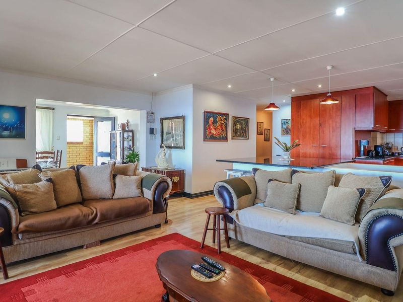 Spacious 5 Bedroom Family Home with immaculate Ocean Views - Photo 5