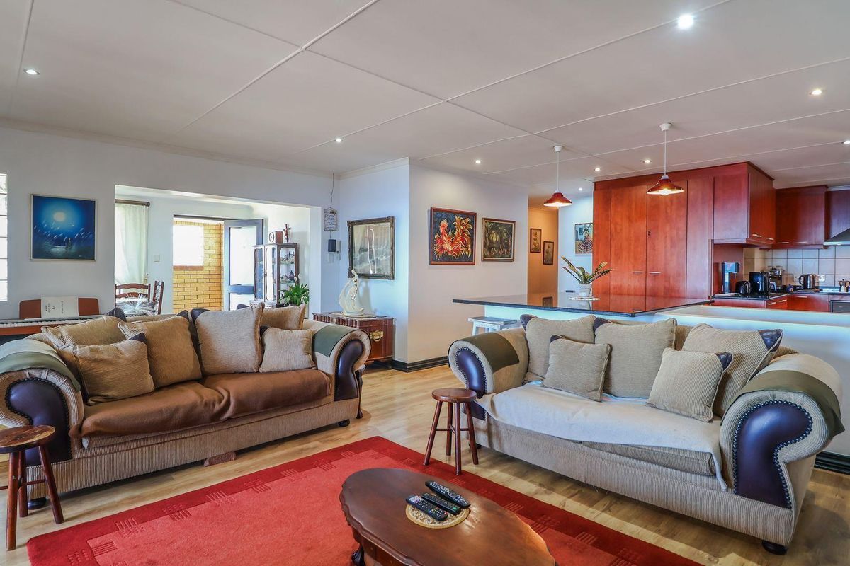 Spacious 5 Bedroom Family Home with immaculate Ocean Views - Photo 5