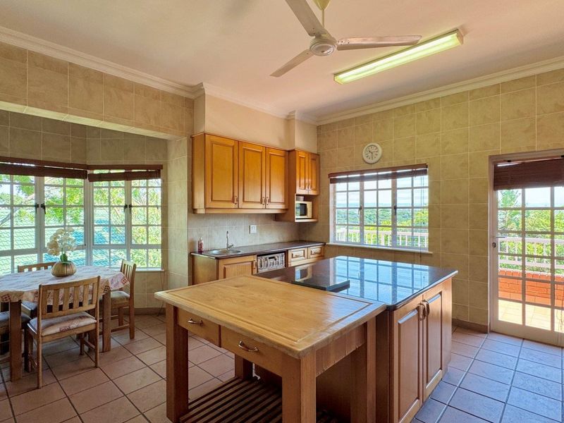 Beautifully appointed, 5 Bedroom home within a secure estate - Photo 10
