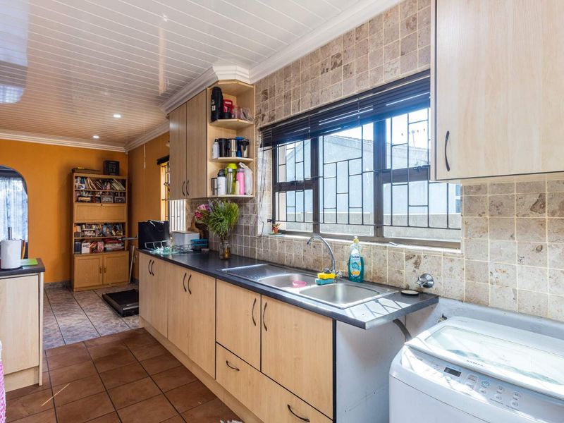 Spacious 4-Bedroom Family Home with Ample Parking in Riverton - Photo 4
