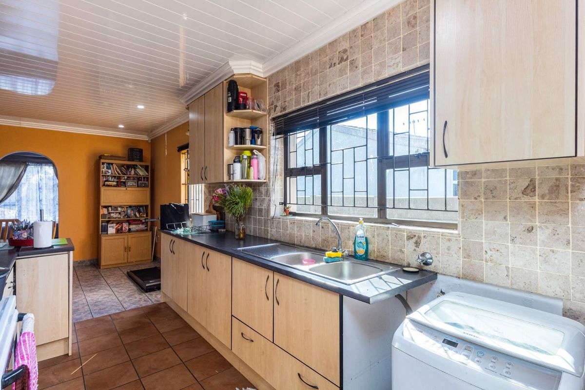 Spacious 4-Bedroom Family Home with Ample Parking in Riverton - Photo 4