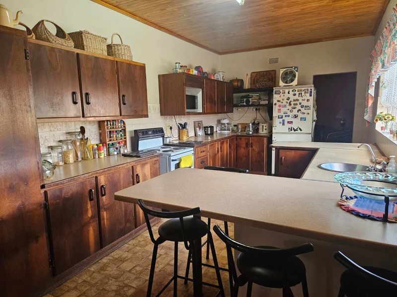 Charming spacious family home with a flat in Barkly West - Photo 7