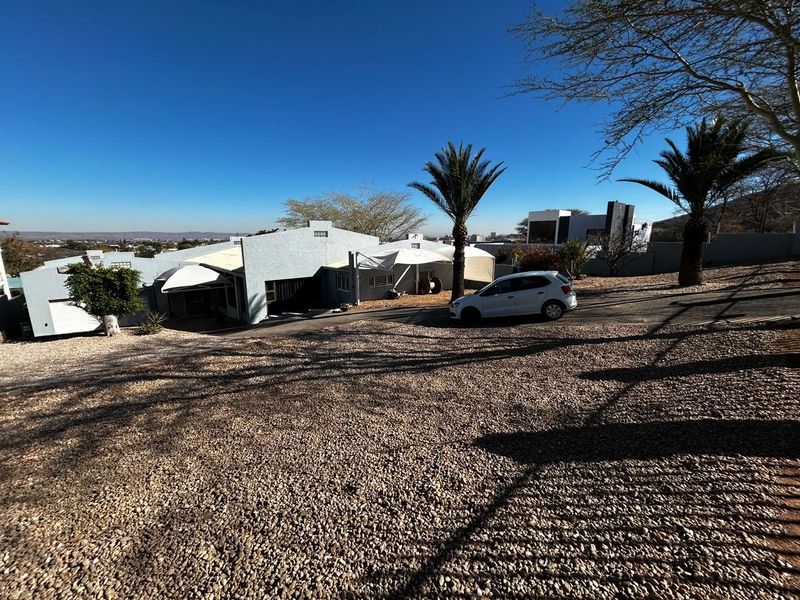 Situated on an erf of more than 2000m2 in an increasingly popular area, this home offers space and comfort. - Photo 3