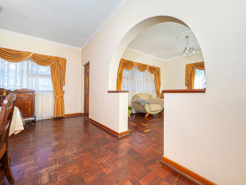 With Table Mountain in sight 5 bedroom,3.5  bathroom plus separate flat & Garage. - Photo 6