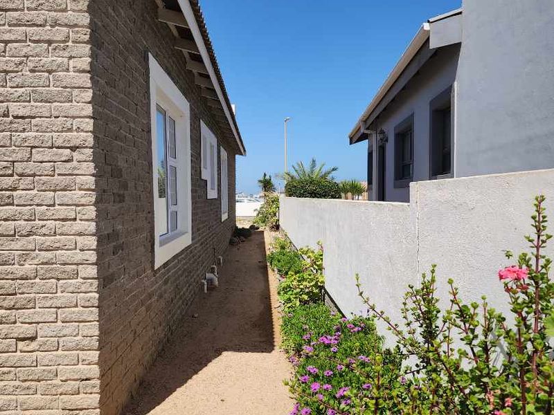 Rock face bricks with white aluminum windows. equals maintenance free. - Photo 10