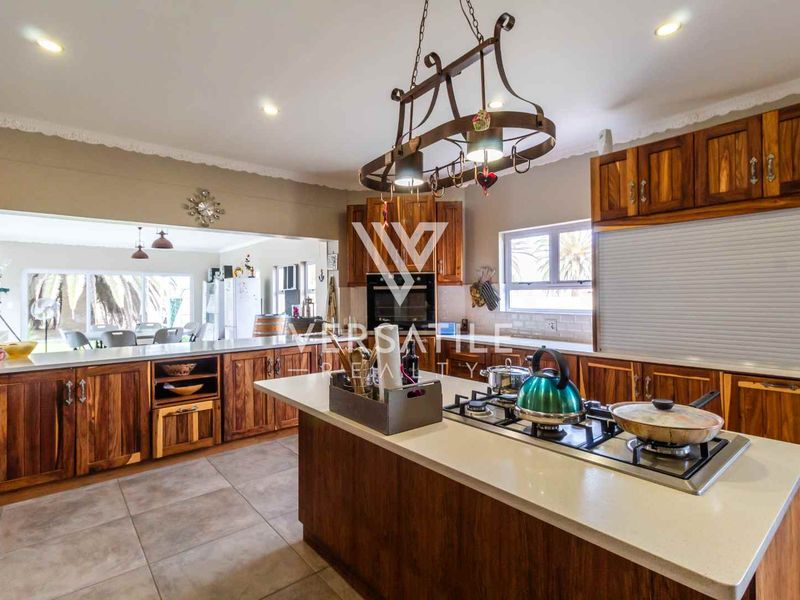 Expansive Living, Serene Setting - Photo 8