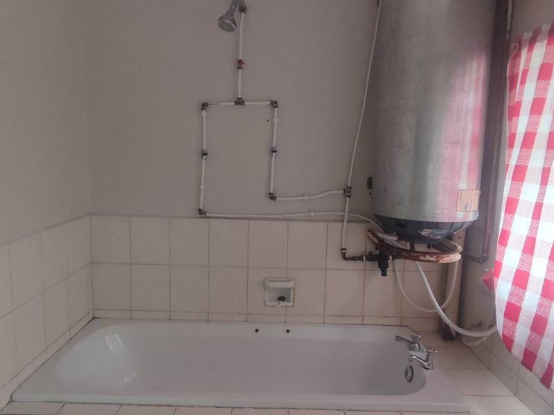 **Spacious Bedroom Available in Shared Apartment – Ideal for a Lady** - Photo 9