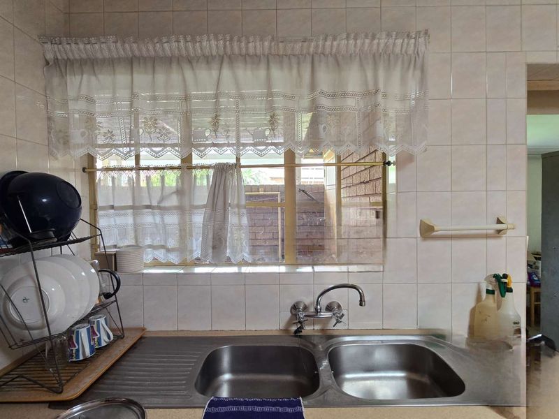 Spacious 3 bedroom Full Title Retirement house in Montana park - Photo 5