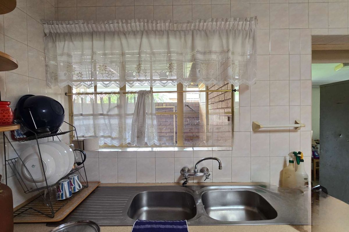 Spacious 3 bedroom Full Title Retirement house in Montana park - Photo 5