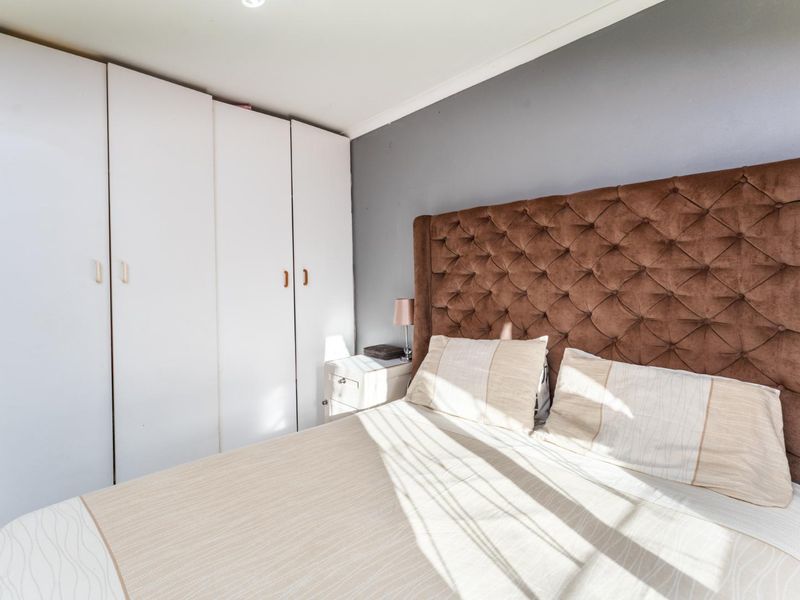 Charming 2 Bedroom Home with Pool in Southfield - Photo 10