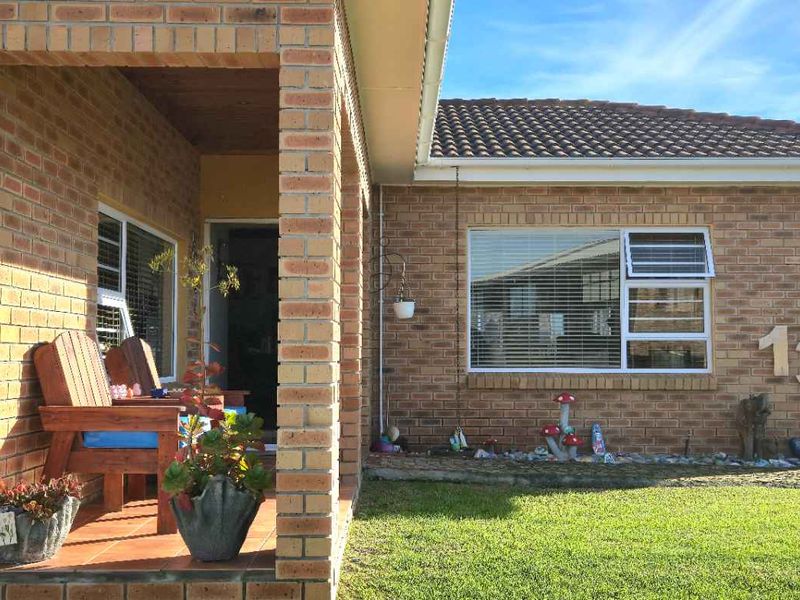 Spacious Single-Level Family Home with Flatlet, Pool & Ultimate Entertainment Area in Franskraal - Photo 4