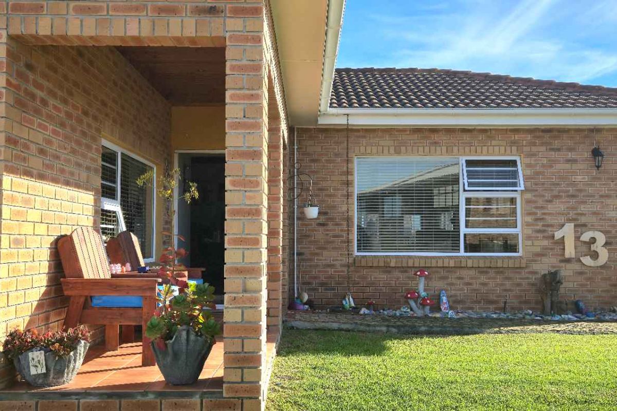 Spacious Single-Level Family Home with Flatlet, Pool & Ultimate Entertainment Area in Franskraal - Photo 4