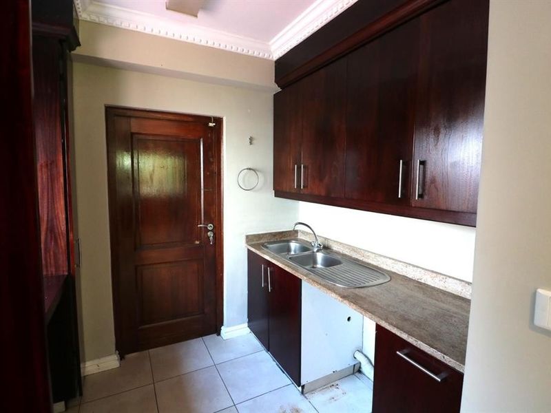 Spacious Umhlanga Townhouse with Pool Oasis - Photo 9