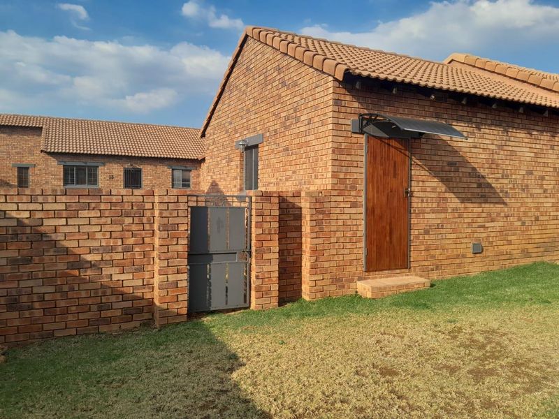 "Spacious Elegance: Immaculate Home with Double Garage!" - Photo 2