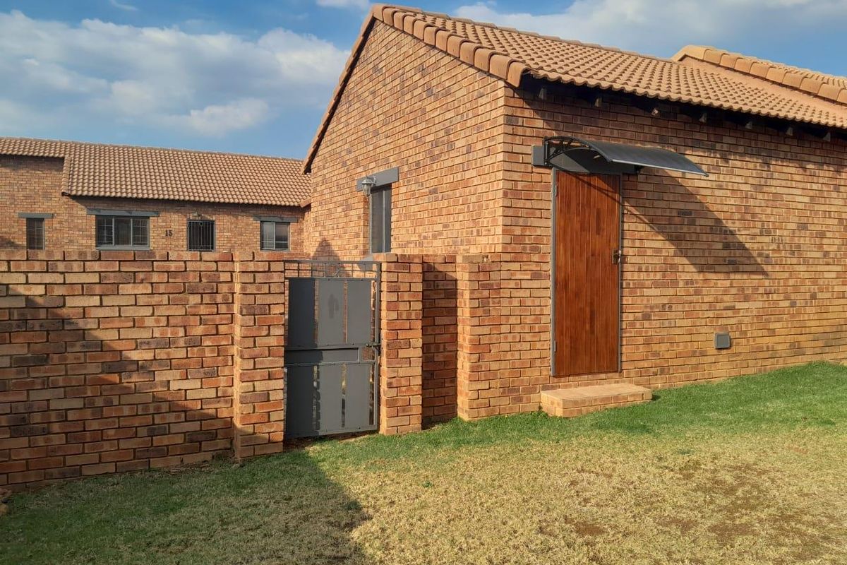 "Spacious Elegance: Immaculate Home with Double Garage!" - Photo 2