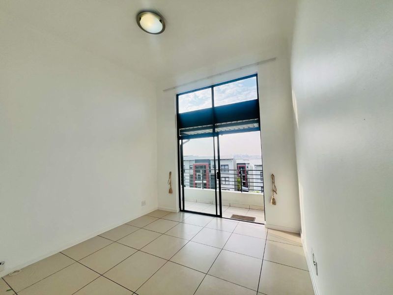 Modern Double-Volume 1-Bedroom Apartment with Stunning Views in Dainfern - Photo 4
