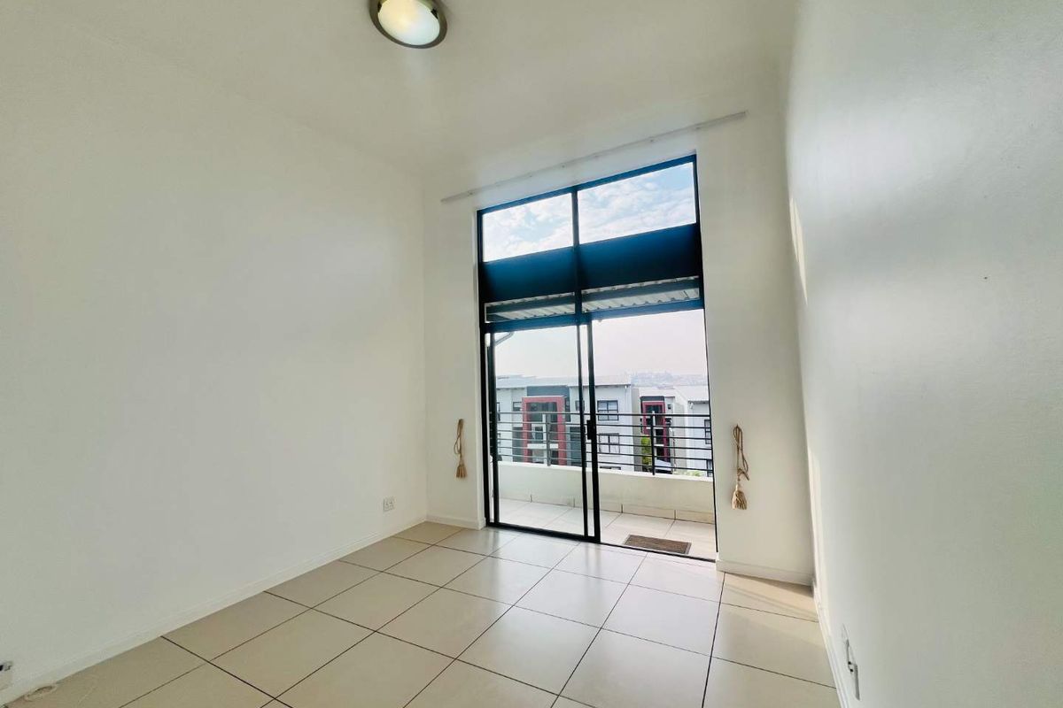 Modern Double-Volume 1-Bedroom Apartment with Stunning Views in Dainfern - Photo 4
