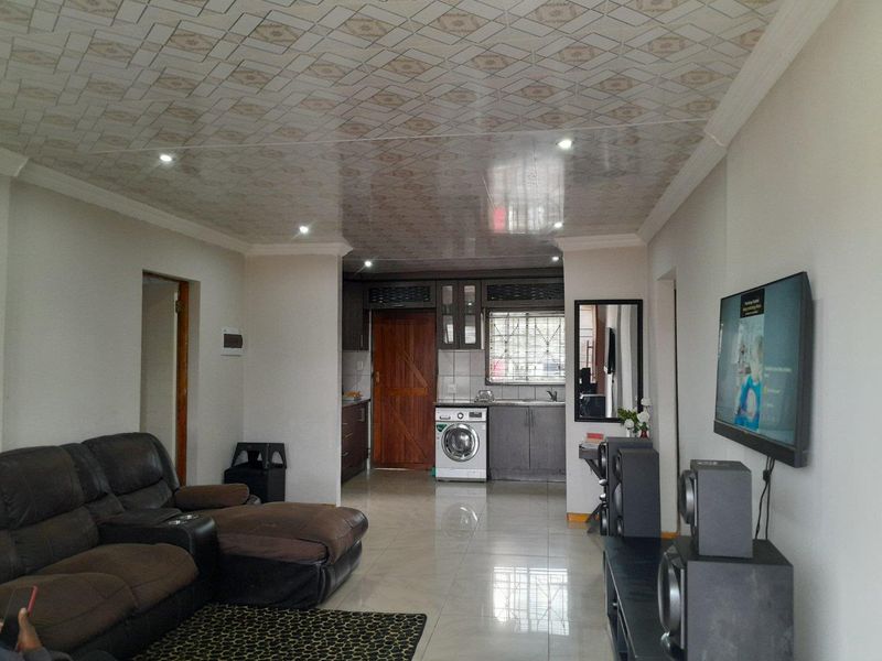 Three bedrooms house for sale in  Nkwe Estate,Rosslyn - Photo 7